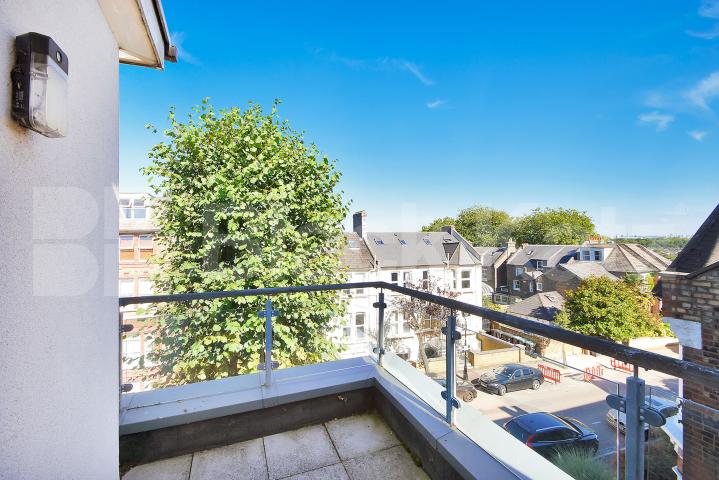 			Stunning Two Bedroom Property With roof Terrace !, 2 Bedroom, 1 bath, 1 reception Apartment			 Womersley Road, Crouch End